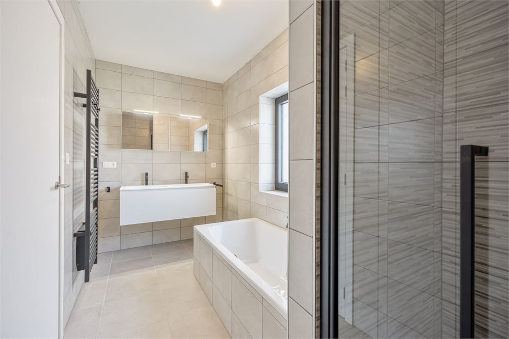 Ruimte, licht en een eigen stukje groen in hartje Heers foto 15