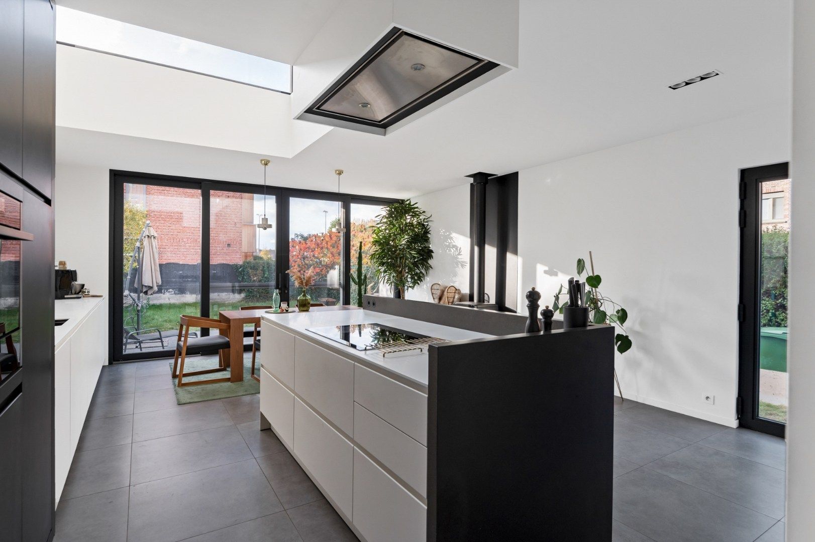 Volledig gerenoveerde woning van 197 m² met 2 à 3 slaapkamers te Wilrijk! foto 3