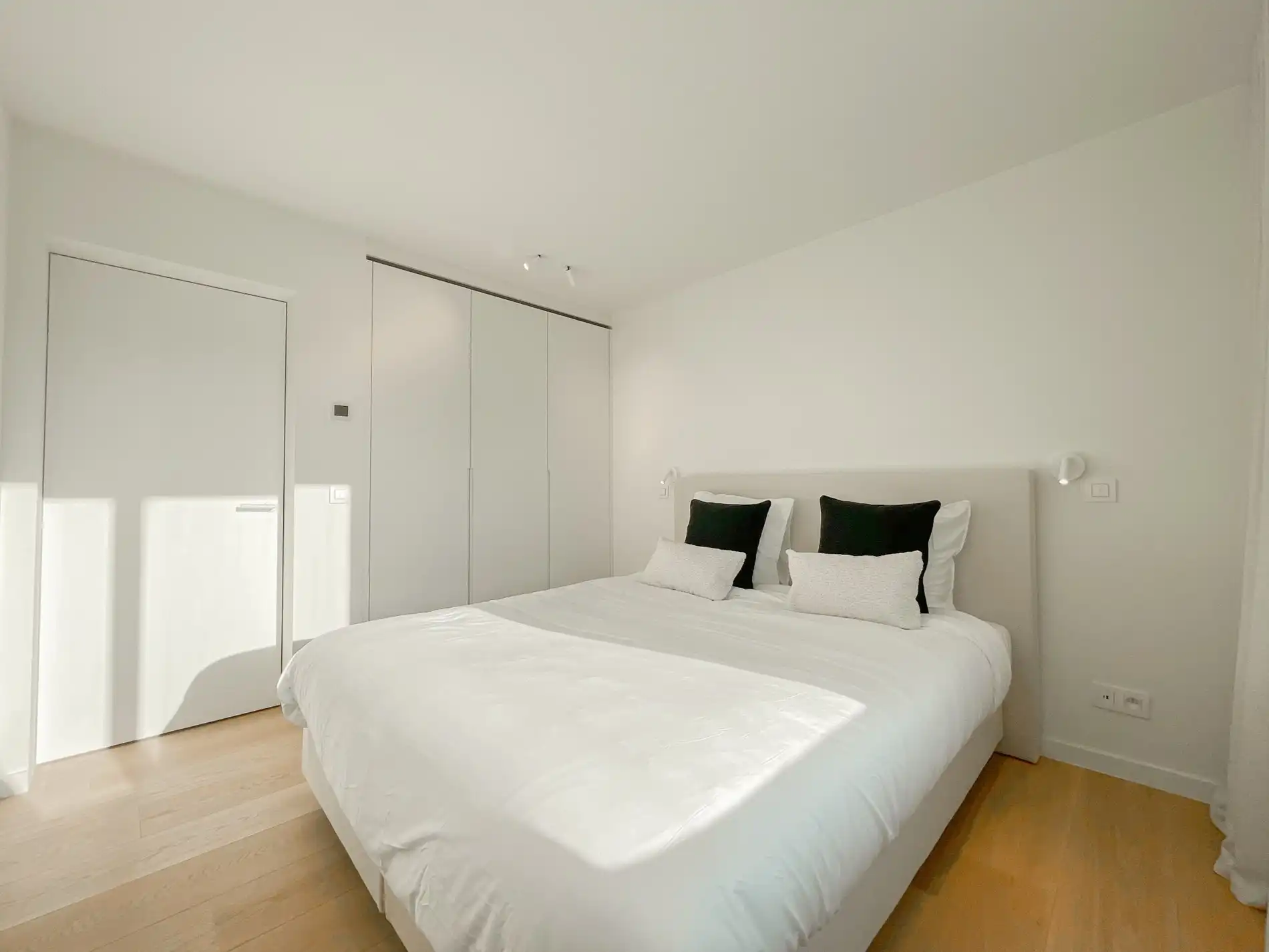 Exclusieve villa: Uitzonderlijk volledig gerenoveerde villa met frontaal zeezicht. foto 28