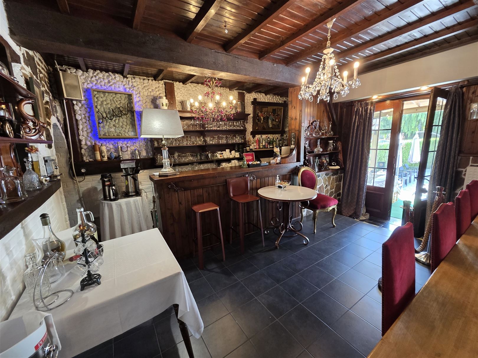 Veelzijdig gebouw: restaurant, hotel en feestzaal te Rebaix foto 5