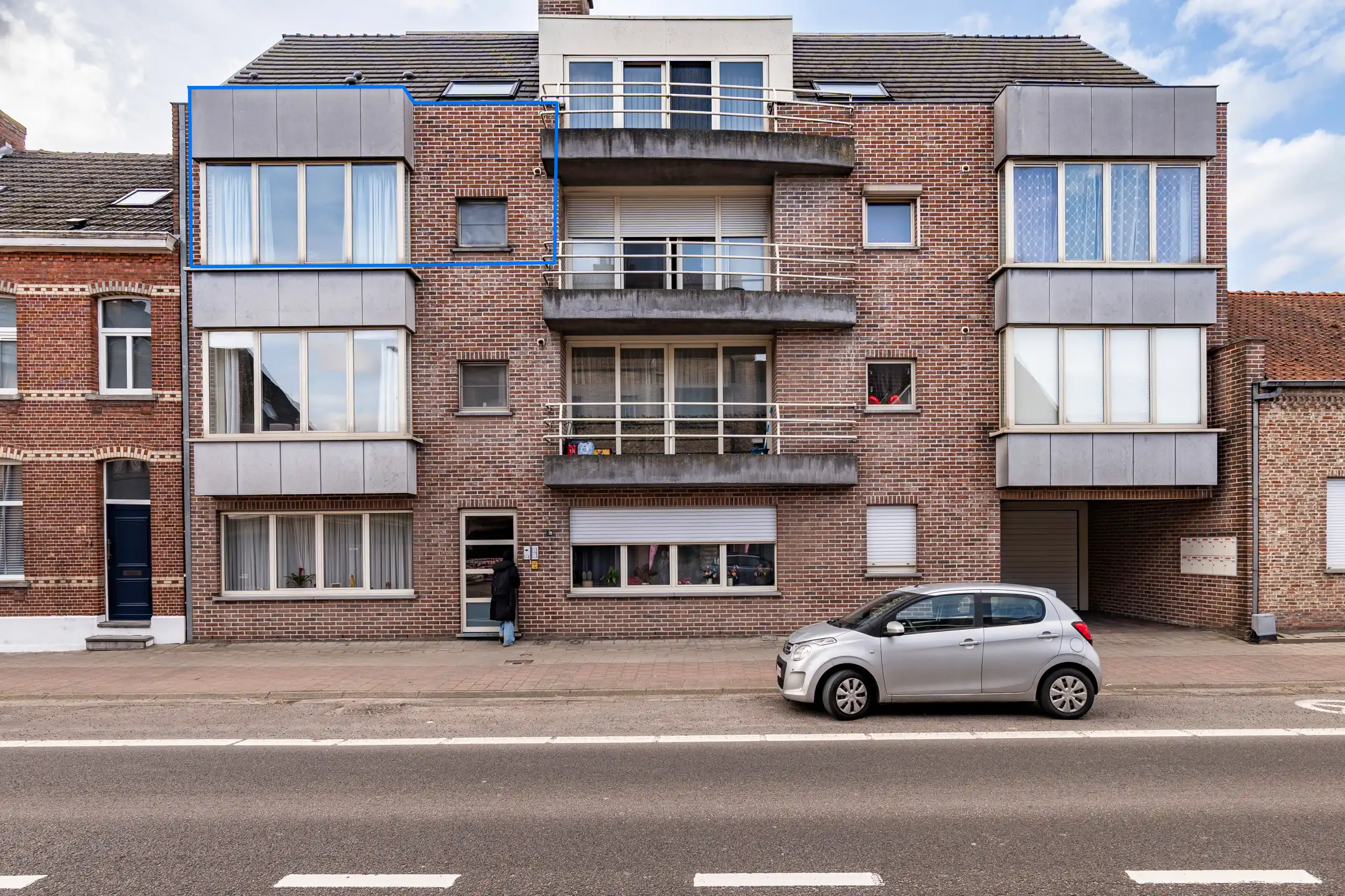 Uitstekend 2 slpk. appartement met kelderberging en private garage foto {{pictureIndex}}