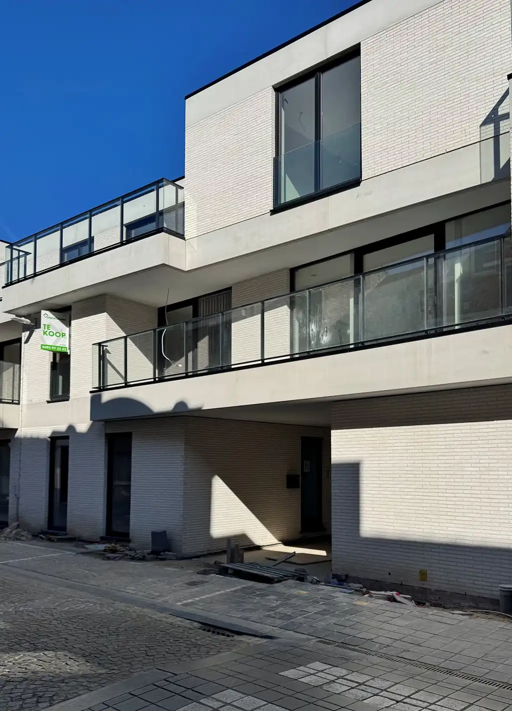 Volledig geschilderd Instapklaar appartement met garage in centrum Koekelare foto {{pictureIndex}}
