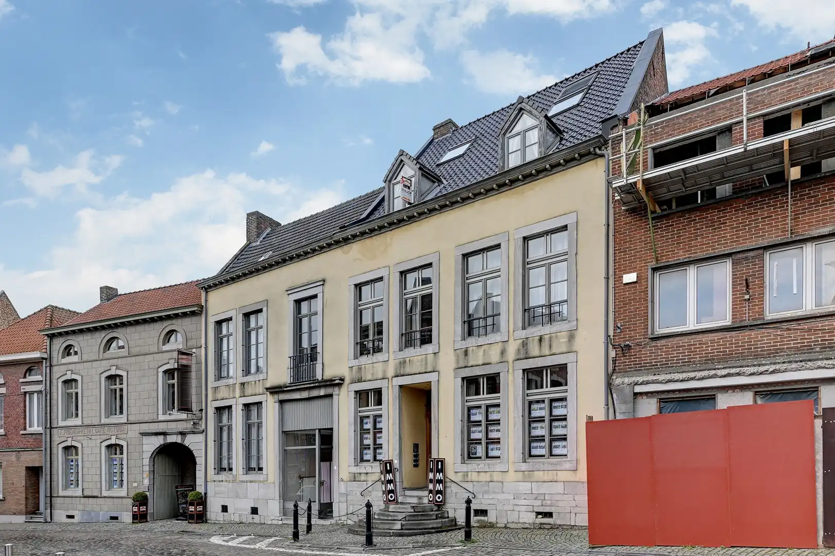 Prestigieus handelspand in centrum Borgloon foto {{pictureIndex}}