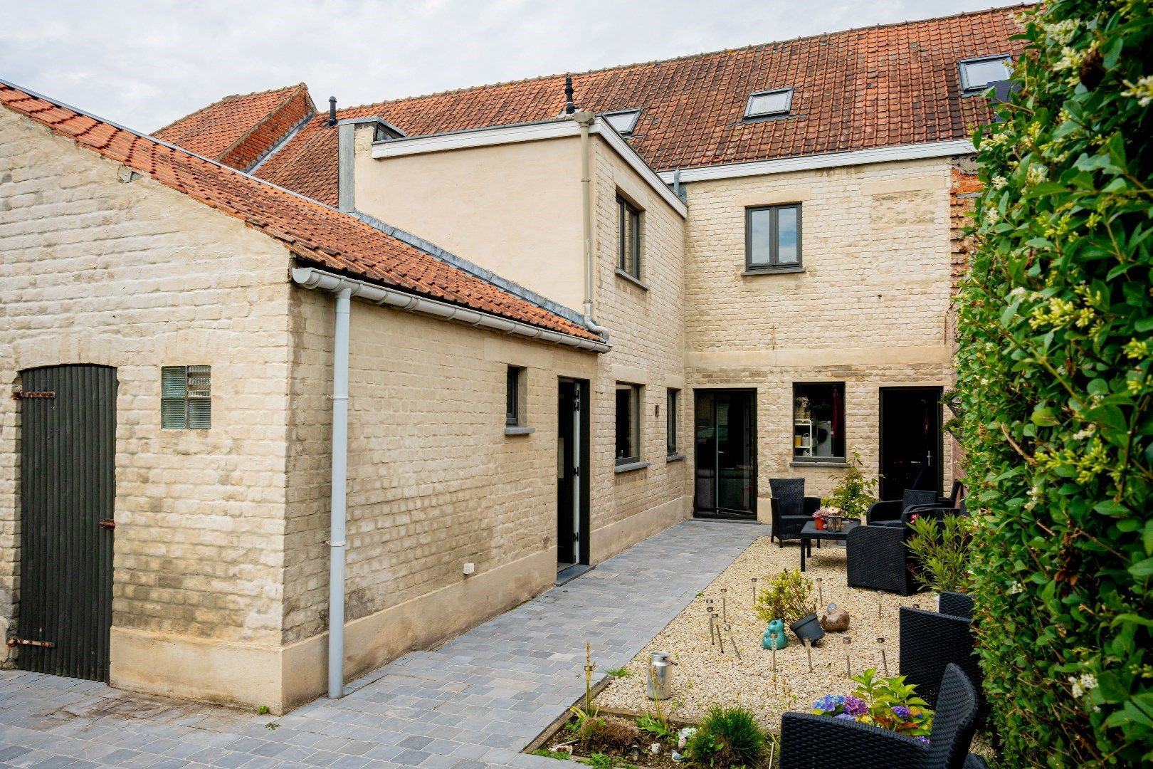 Rijwoning met 3 slaapkamers, garage en tuin in het hartje van Bassevelde foto 1