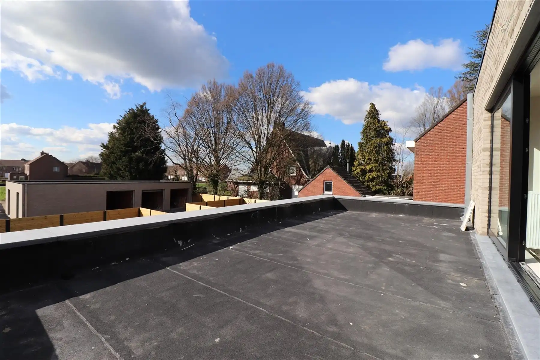 Gerenoveerd appartement op de 1ste verdieping met 2 slaapkamers, royaal terras en garage. Gelegen nabij centrum Hoogstraten. foto 9
