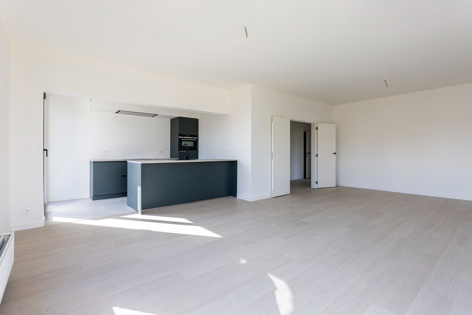 Ruim vernieuwbouw 2-slaapkamer appartement nabij De Roma! foto 4
