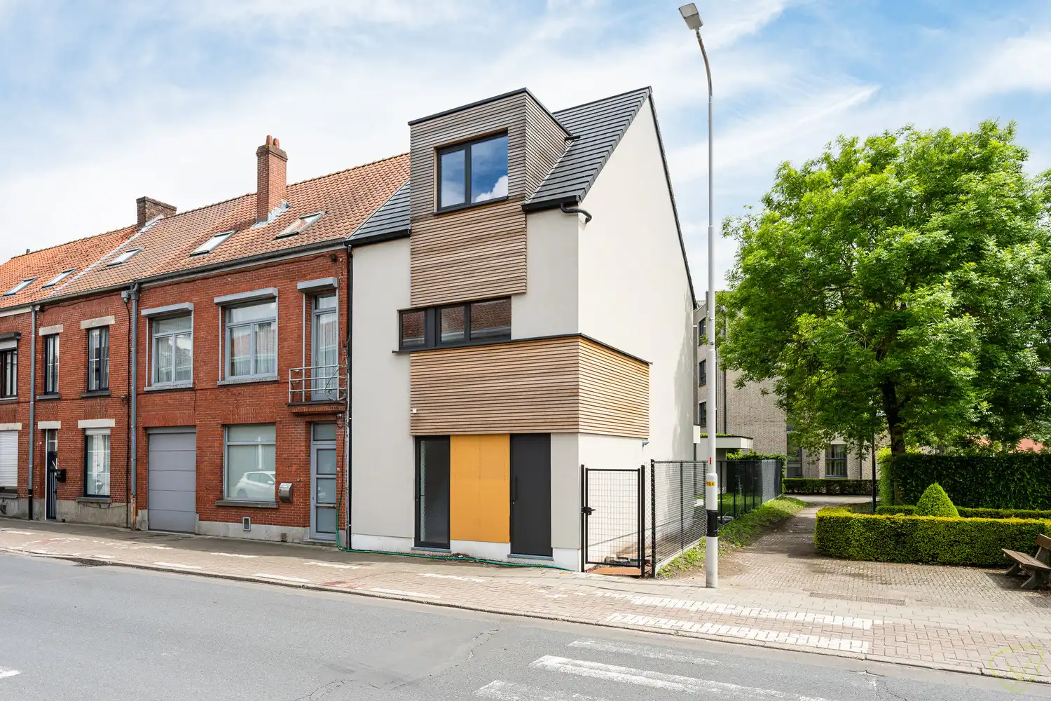 Moderne nieuwbouwwoning met tuin en zonnig terras in groene omgeving foto {{pictureIndex}}