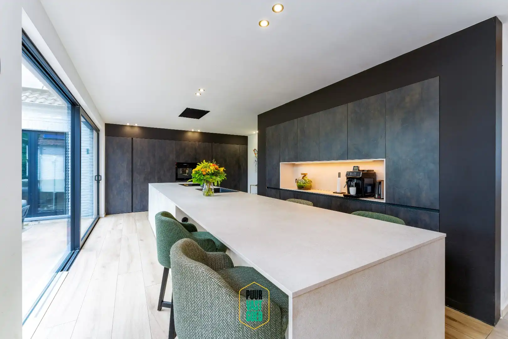 Knap gerenoveerde villa in uitgestrekte tuin foto 6