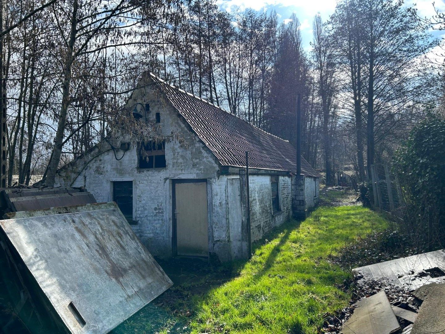 Te slopen en her op te bouwen woning TE KOOP tussen Sint-Eloois-Vijve en Desselgem, totale oppervlakte van de percelen 7639m²!! foto 5
