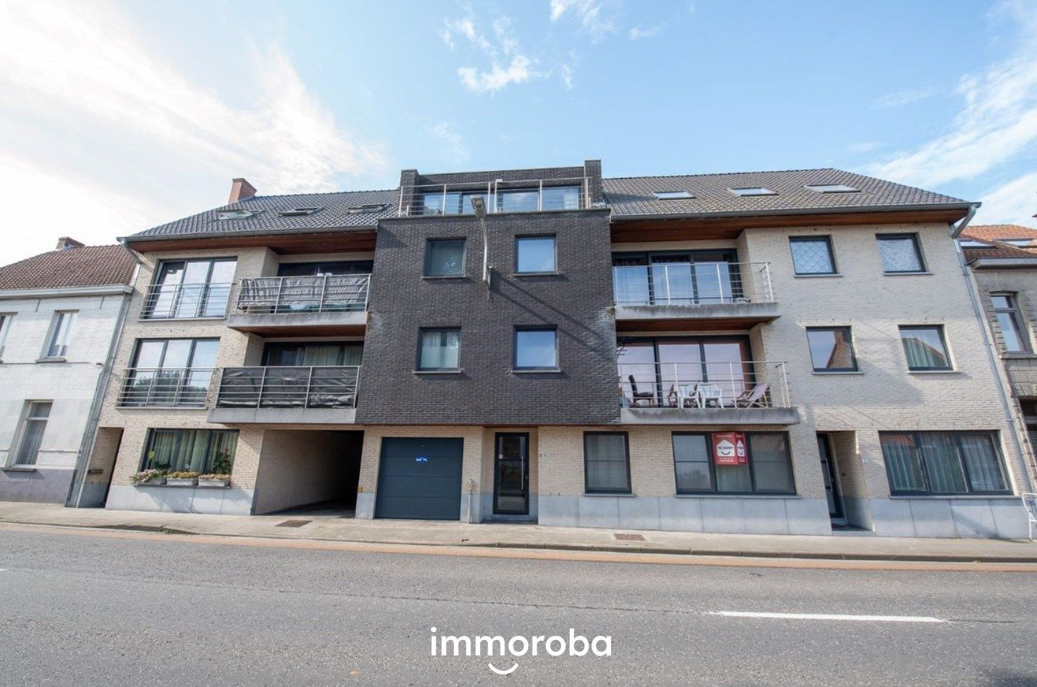 Centraal gelegen, gelijkvloers appartement met 1 slaapkamer en garage. foto {{pictureIndex}}