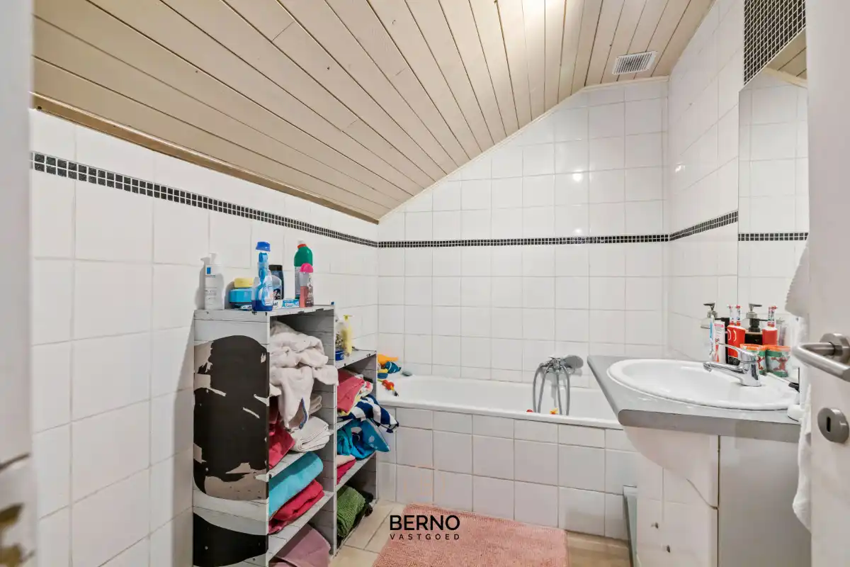 Instapklare woning met ruime garage foto 15