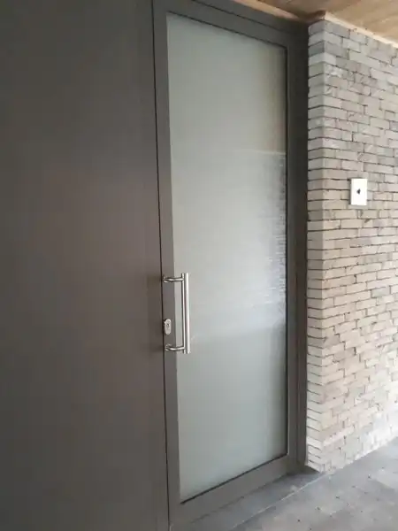 INSTAPKLAAR gelijkvloers recent appartement met privé inkom en carport foto 2