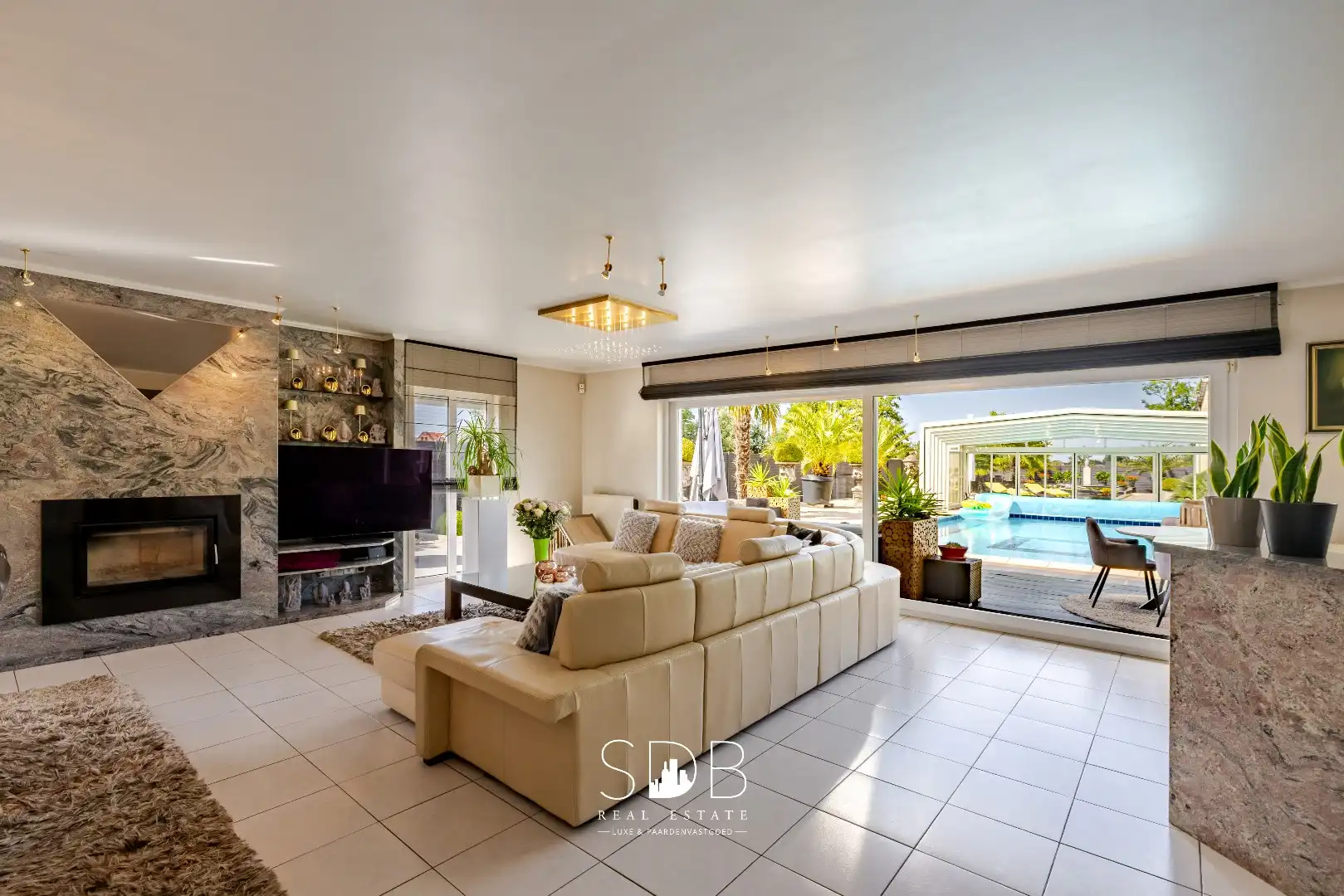 Hedendaagse villa met dubbele garage, zwembad en magazijn op 2.937m² foto 4