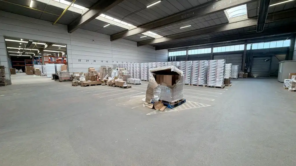 Magazijn met loskades en kantoren te huur vlakbij de haven van Antwerpen foto 10