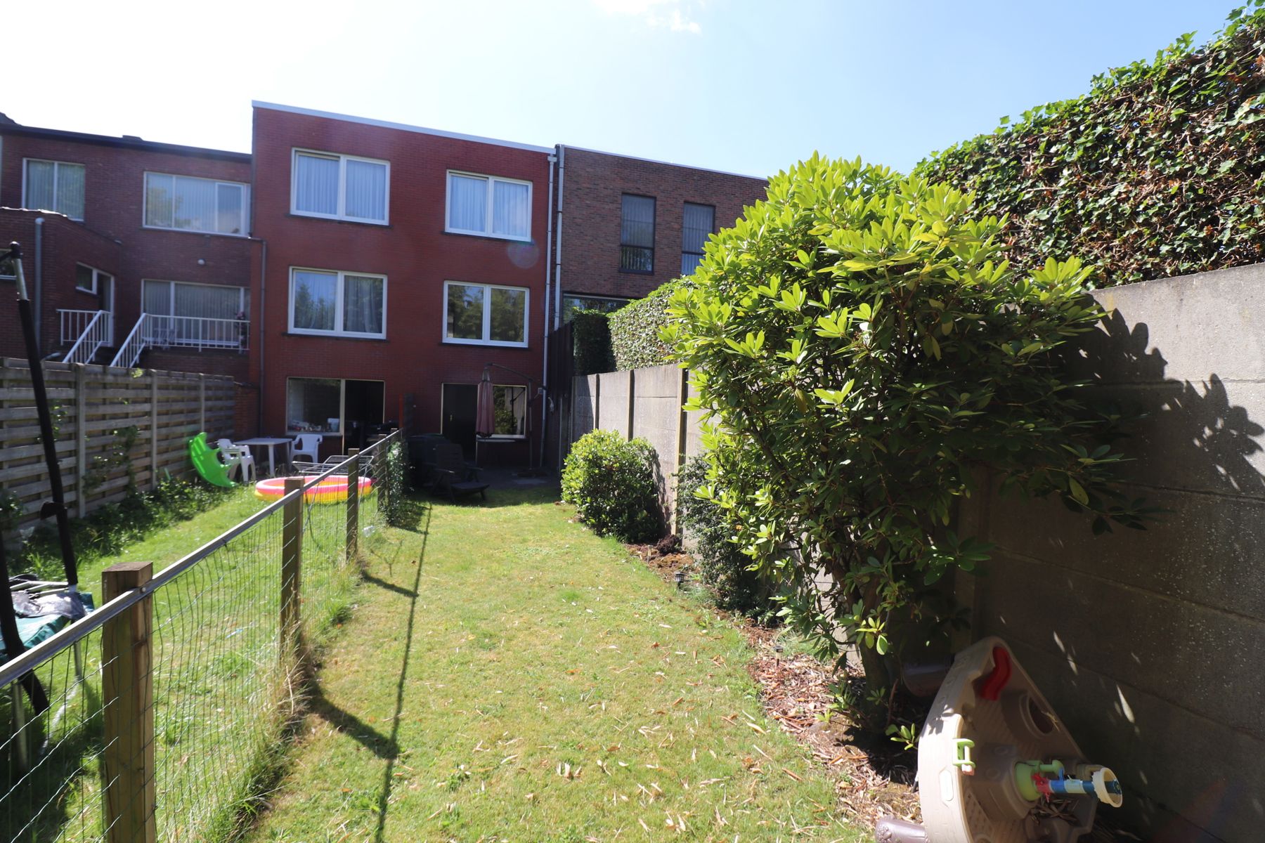 Een appartement op de 1ste verdieping met 2 slaapkamers, garage en tuin.  foto 11