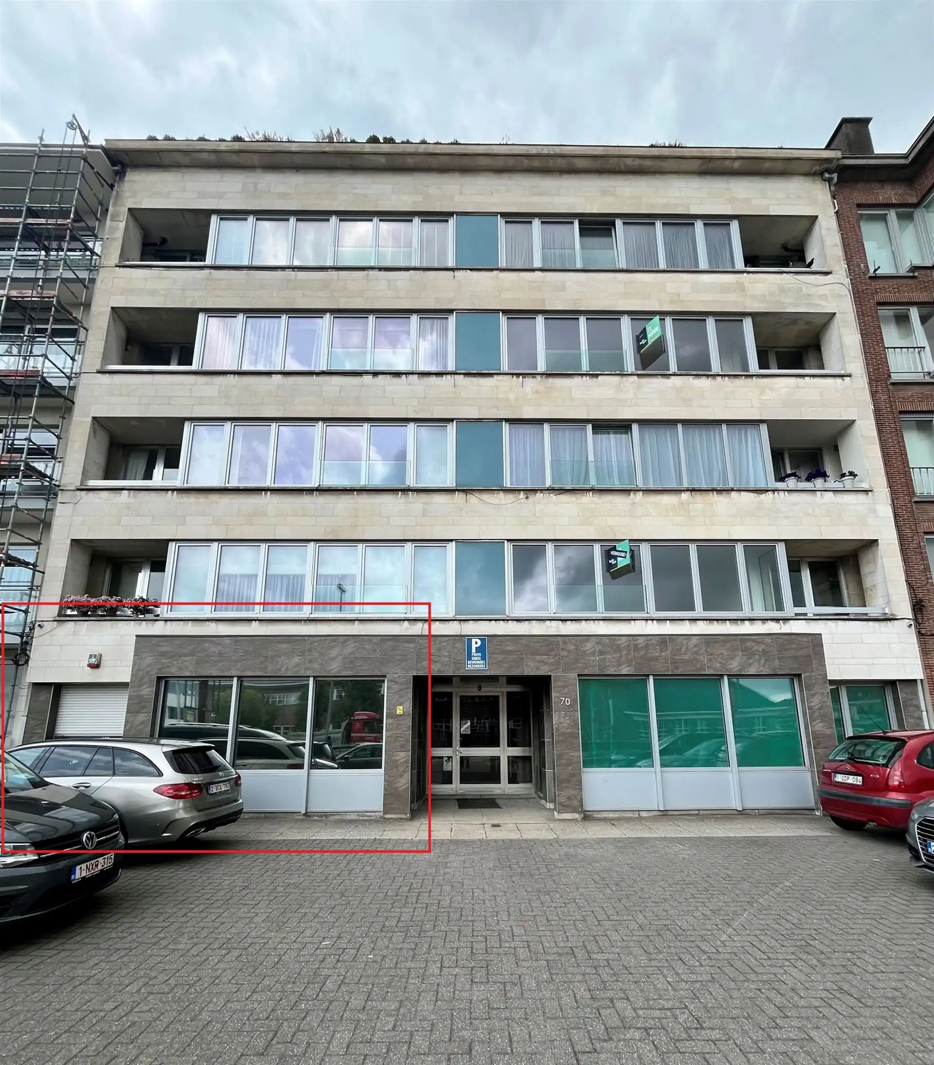 Centraal gelegen, zeer ruim drie slaapkamer appartement met stadstuin en garage foto {{pictureIndex}}