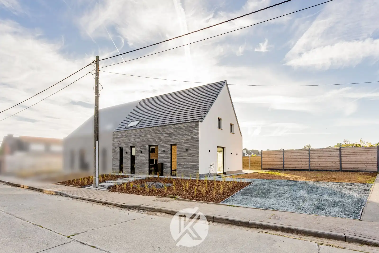 Centraal gelegen halfopen nieuwbouwwoning foto {{pictureIndex}}
