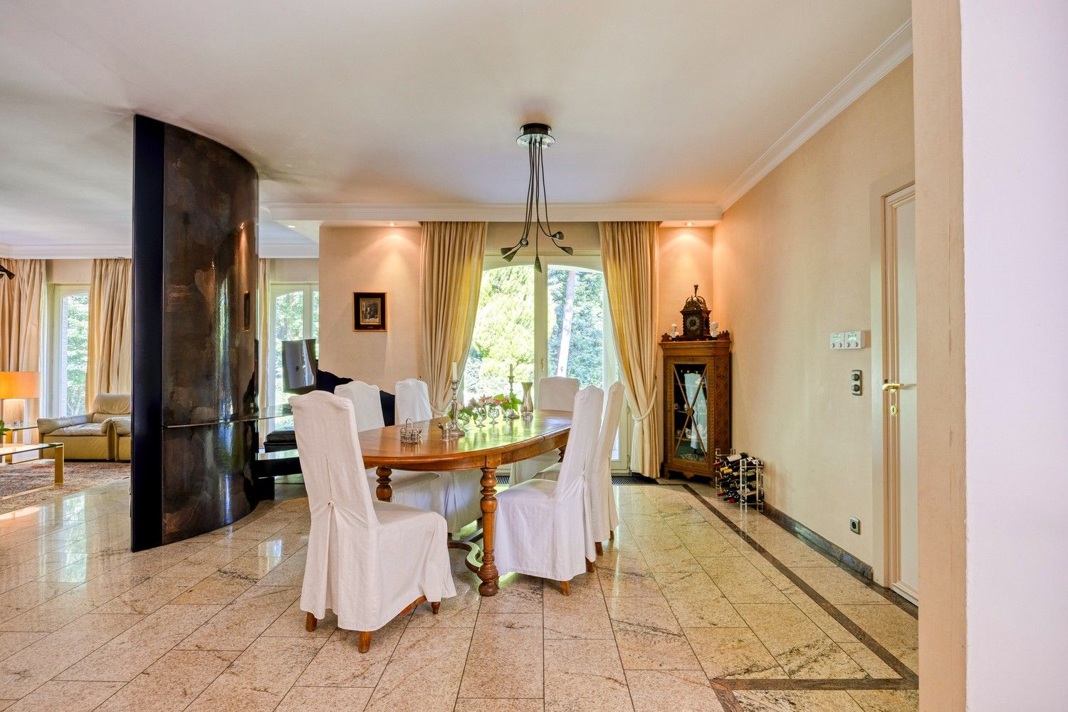 Exclusieve, royale villa in prestigieuze villawijk te Maasmechelen foto 13