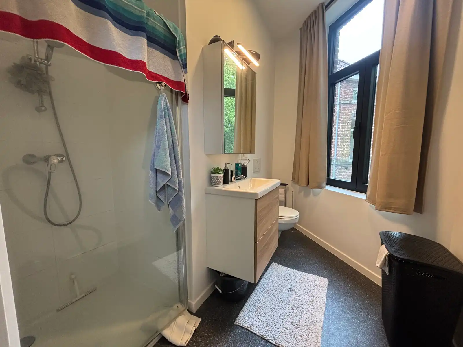 Bemeubelde kamer privatief sanitair Leuven foto 4