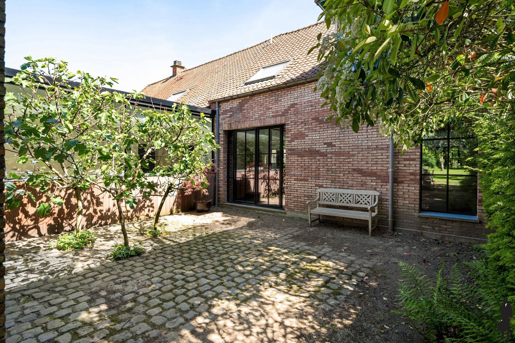 Unieke te renoveren hoevewoning met mooie parktuin foto 14