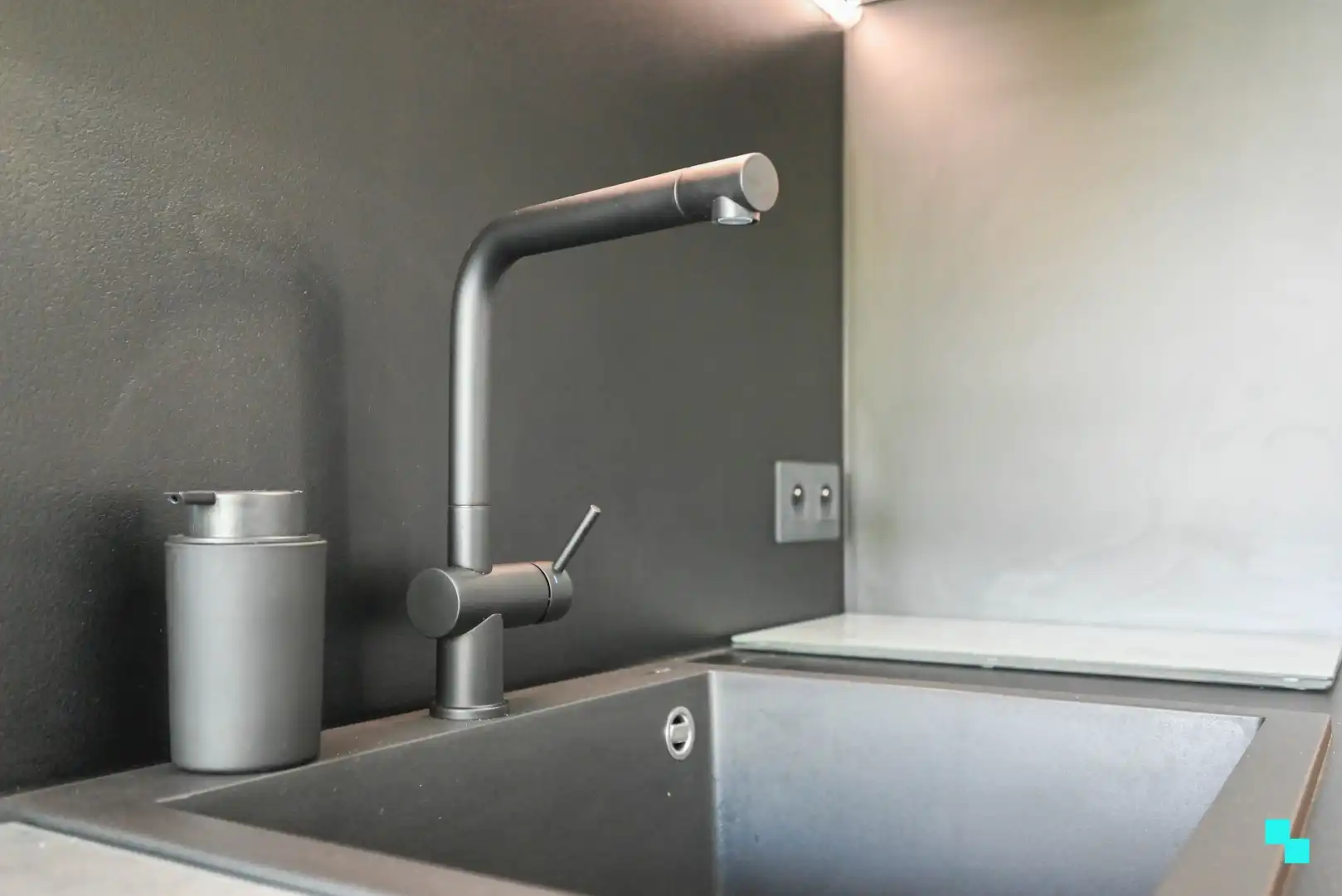 Gerenoveerd appartement in Deerlijk met garage foto 11