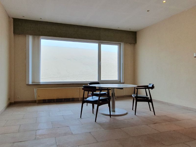 Te renoveren gelijkvloers appartement op de Zeedijk van Oostduinkerke foto 3