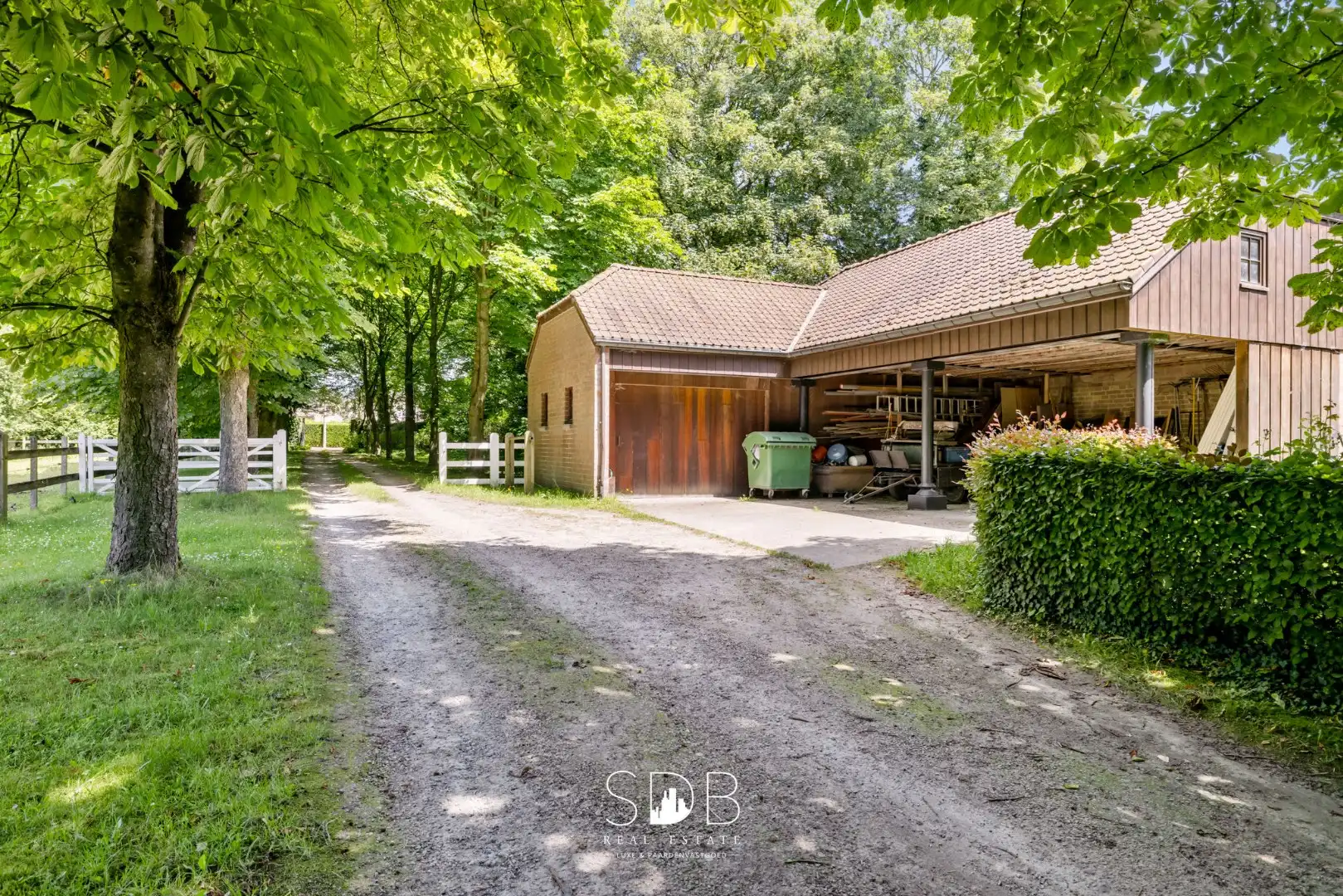 Prachtig kasteel met omringend park, weilanden en stalgebouw op circa 5hectare foto 34