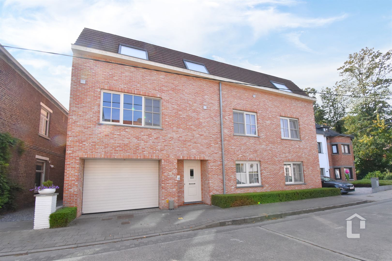 Ruim, recent gelijkvloers appartement in centrum Sint-Denijs-Westerm foto {{pictureIndex}}