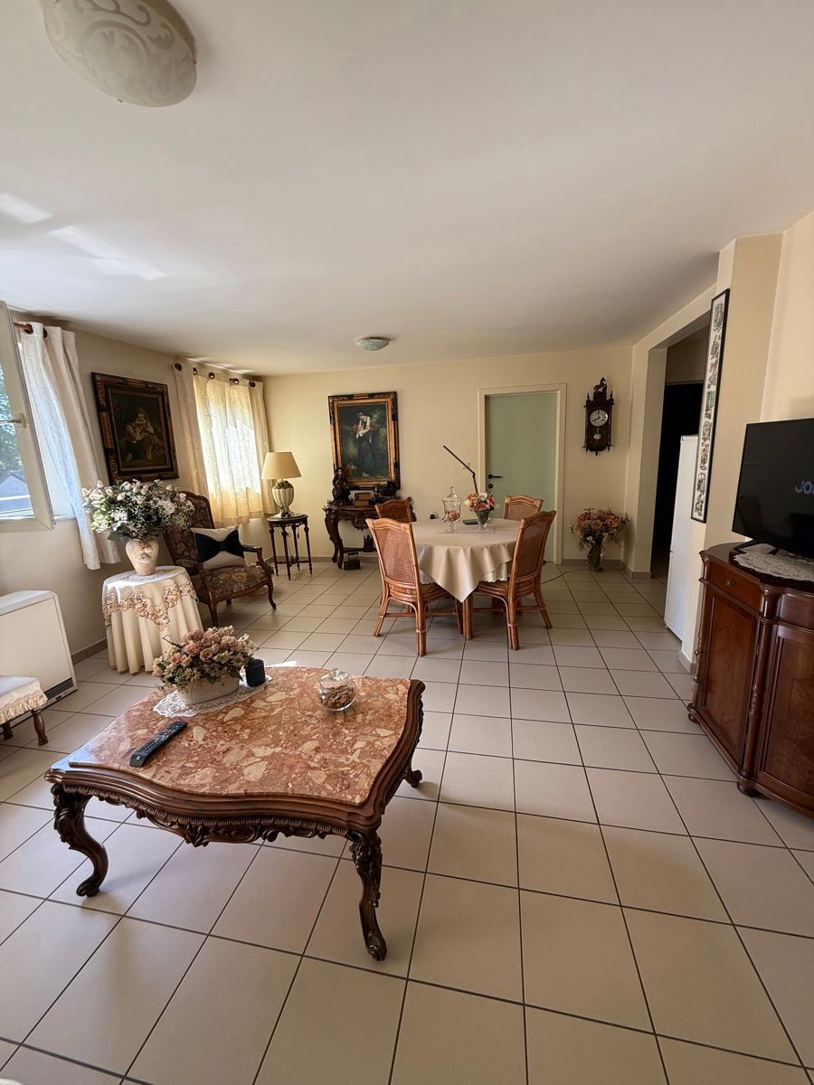 Instapklaar appartement met terras op toplocatie in Genk foto 4