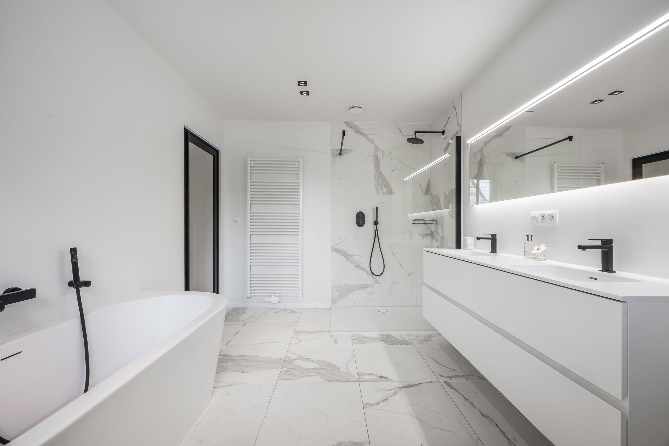 Moderne, recente villa met grote tuin en veel lichtinval foto 36