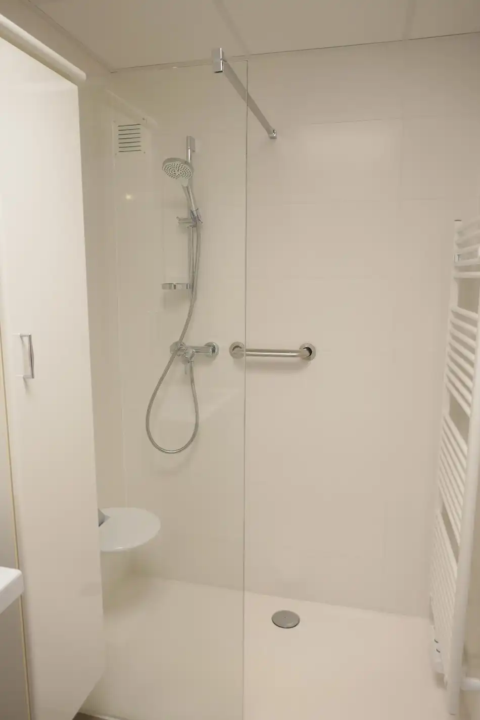 Gerenoveerde serviceflat midden het groen in Assebroek. foto 17