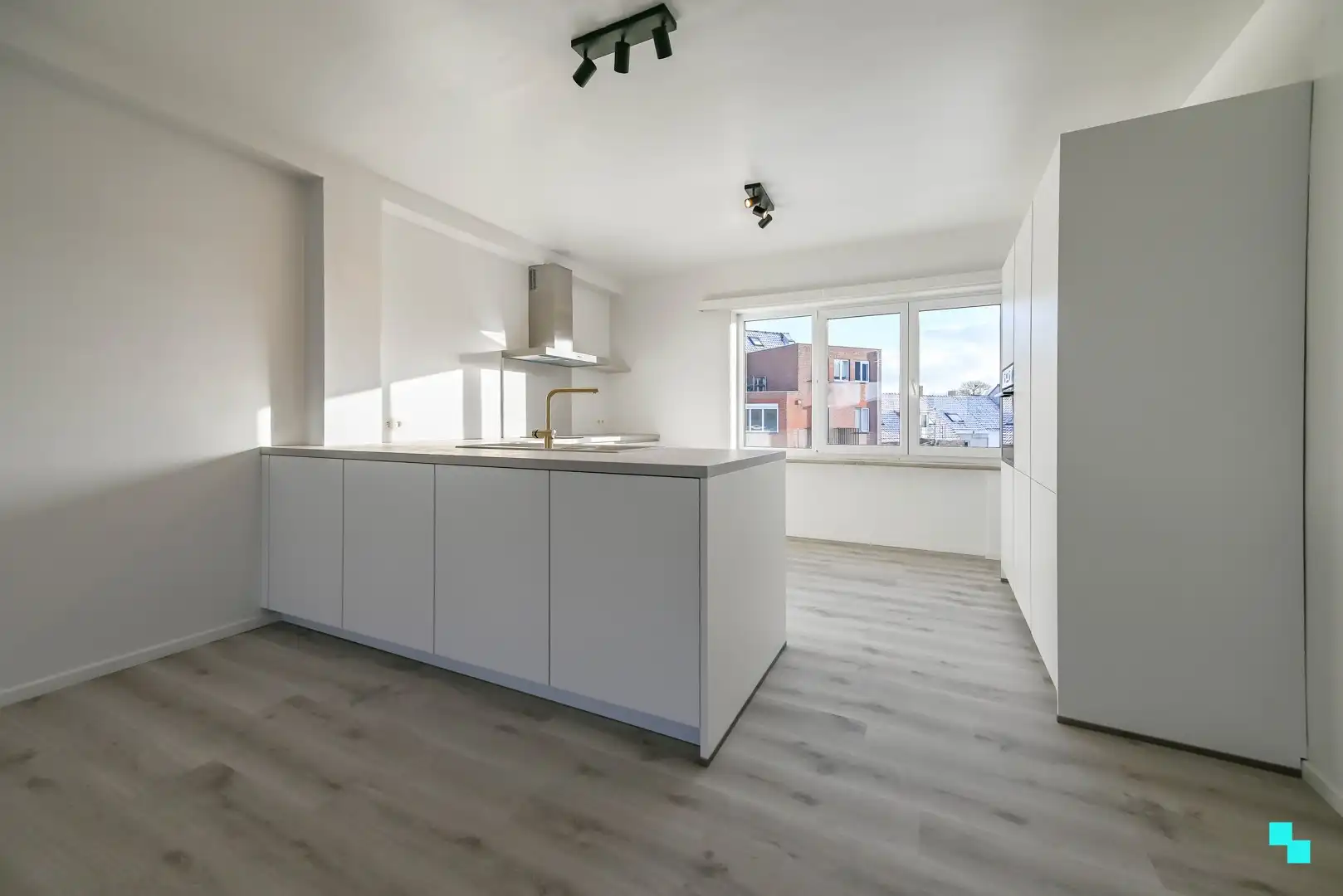 Gerenoveerd appartement met twee slaapkamers in centrum Tielt foto 4