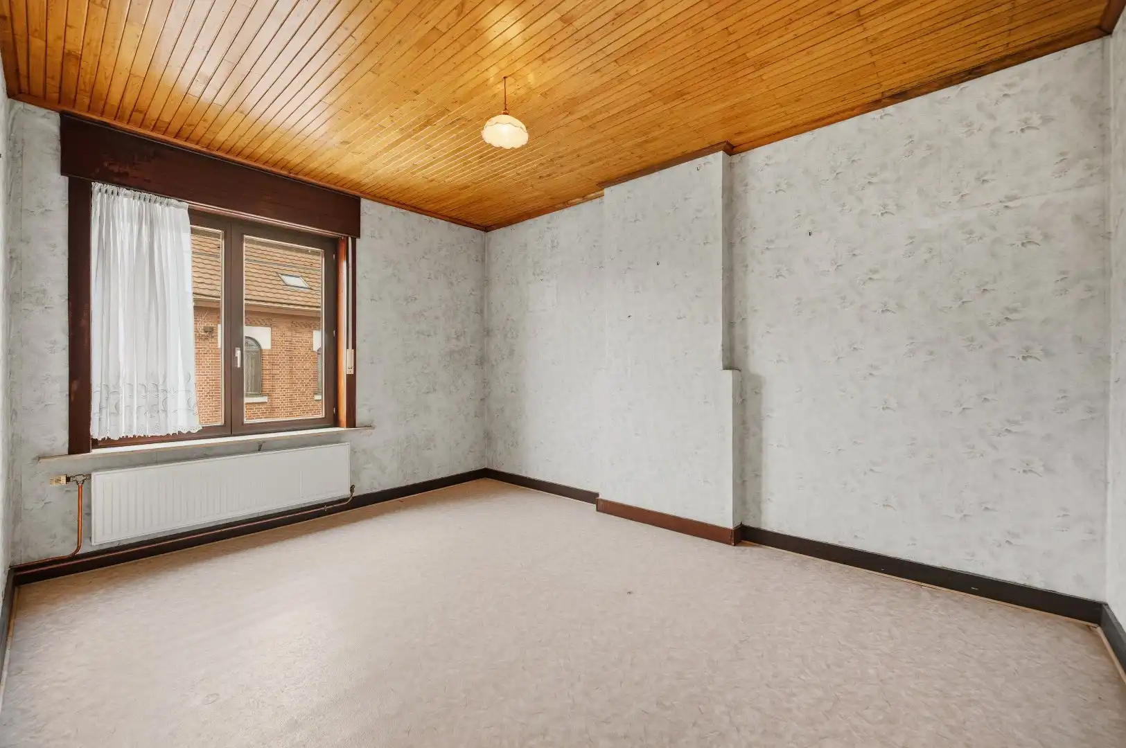Ruime te renoveren rijwoning met ontzettend veel potentieel en een leuke tuin foto 17