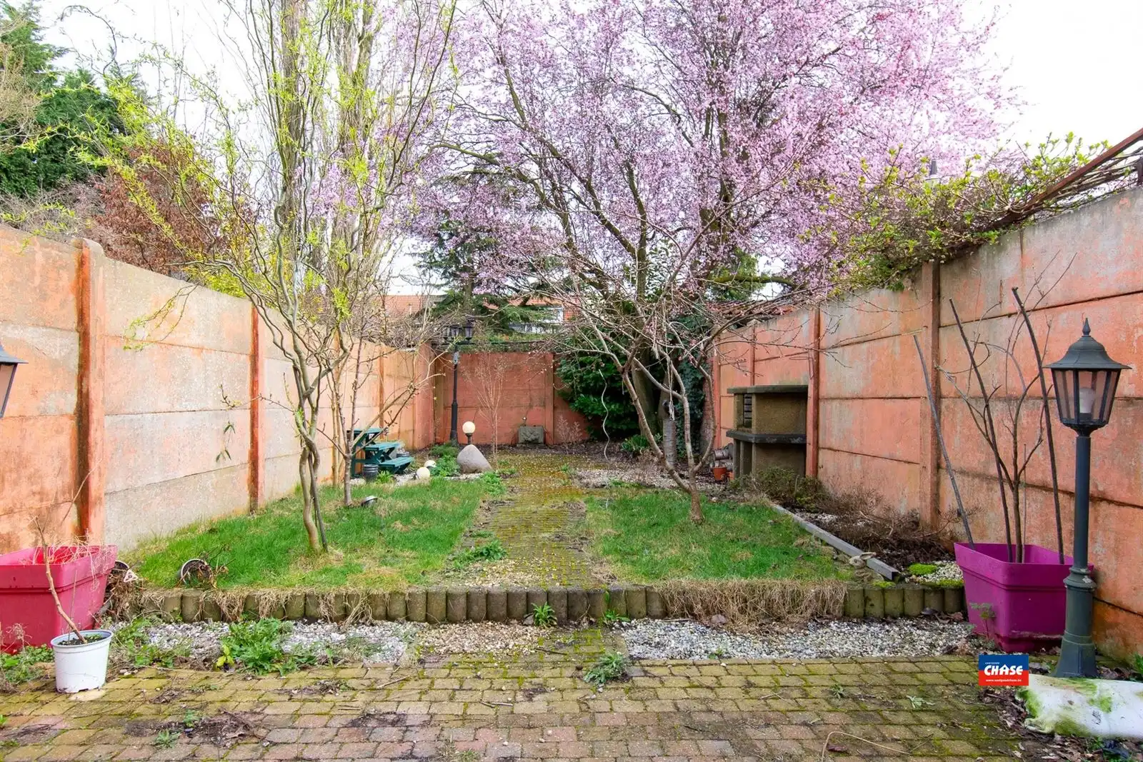 Magazijn / atelier met woonst en tuin foto 6