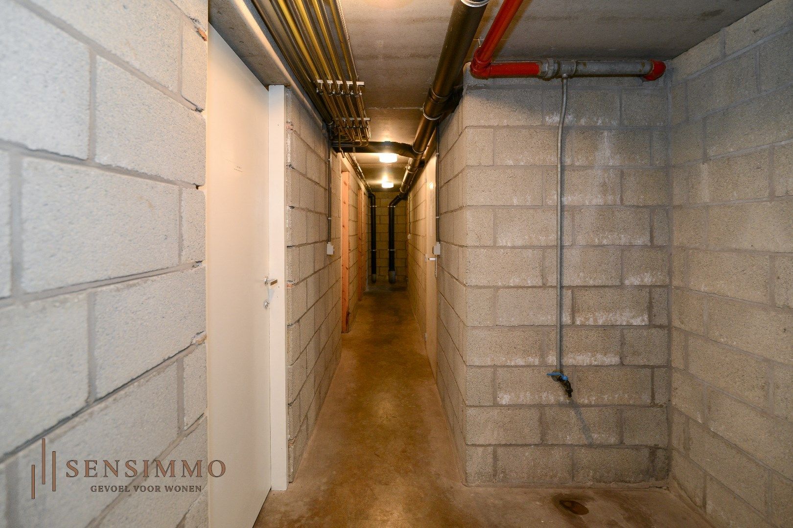 Tweeslaapkamer appartement met privé parkeerplaats in hartje Genk, ideaal voor eigen bewoning of investering! foto 12