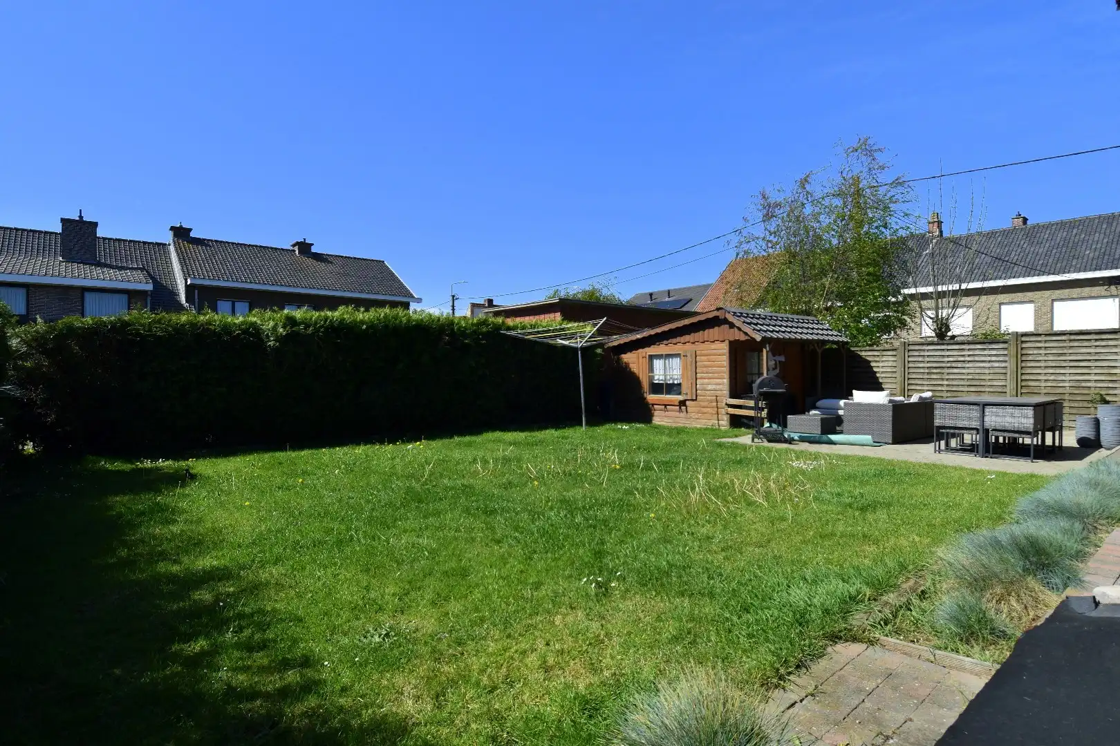 Rustig gelegen gelijkvloerse villa met 3 slaapkamers, dubbele garage en tuin rondom te koop in Ledegem foto 15