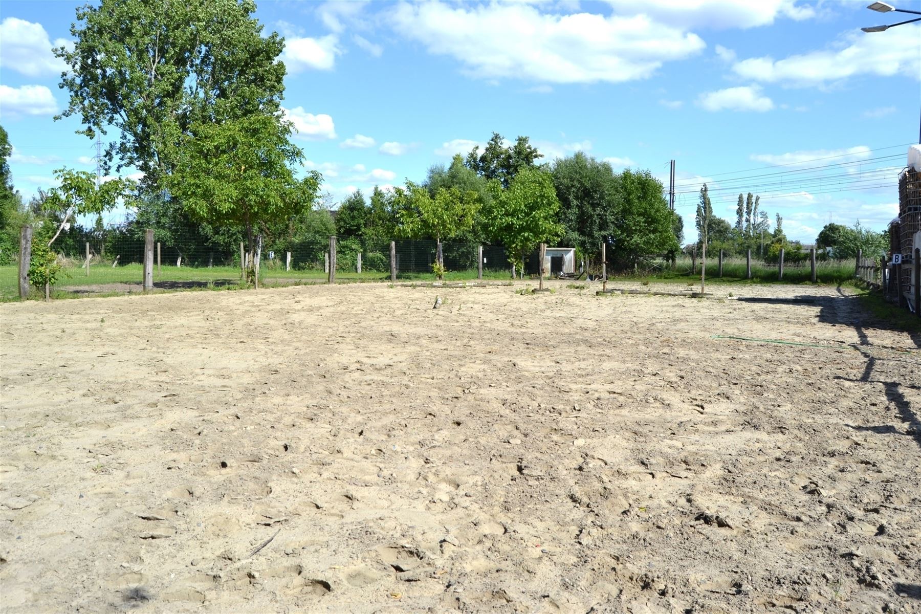 Stalling met 4 boxen, piste en weides samen 5000 m² foto 4