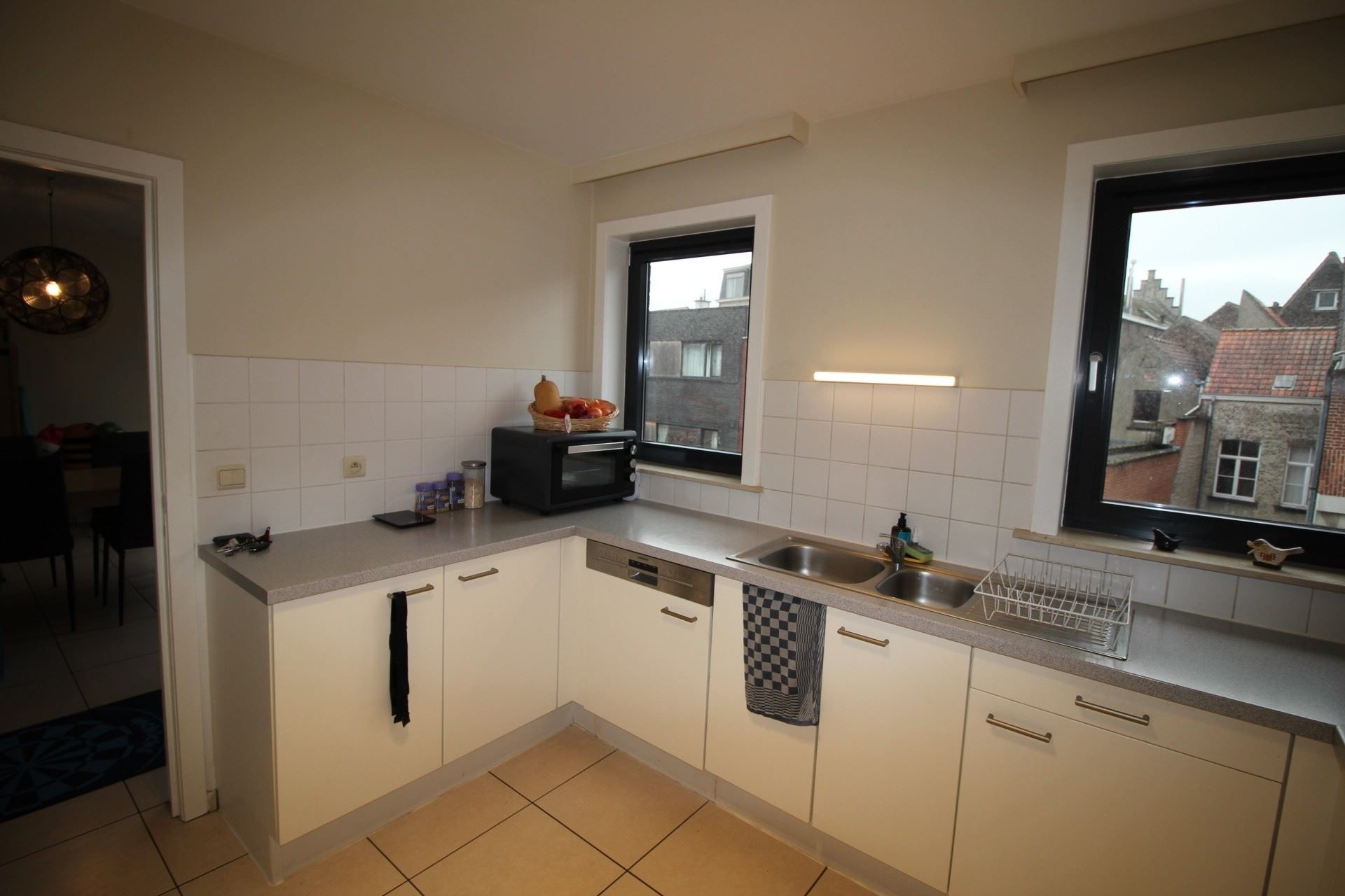 Ruim 2-slaapkamer appartement te huur, grote afgesloten garage inbegrepen. foto 8