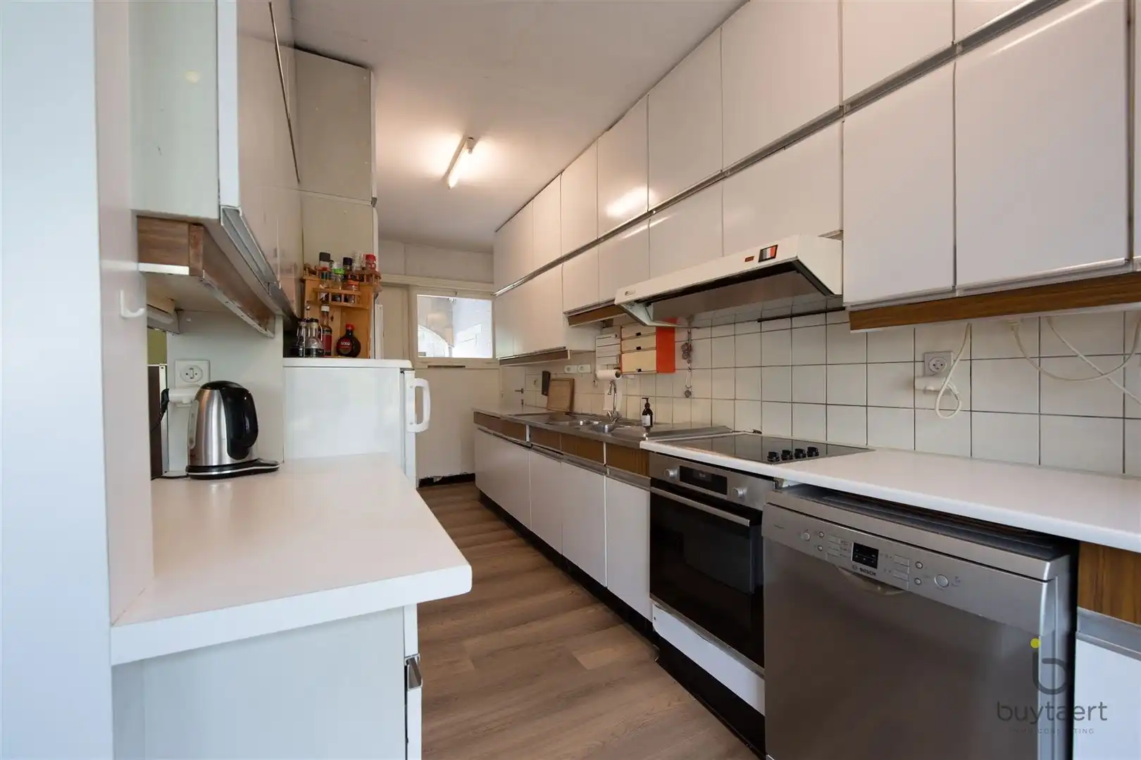 Veel renovatiepotentieel in ruime rustig gelegen familiewoning midden in het groen! foto 16