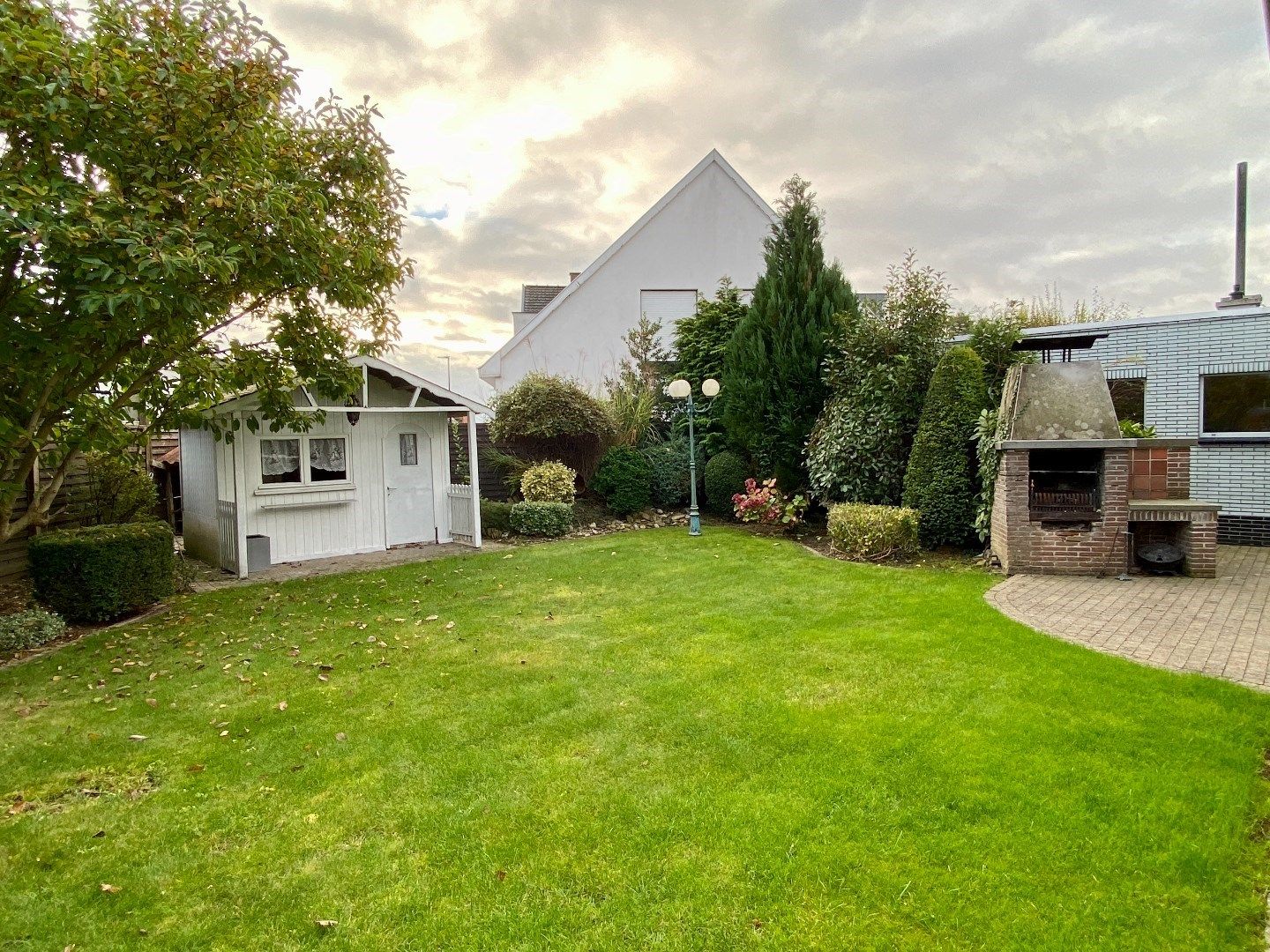 Woning met 5 kamers, grote garage, oprit en zonnige tuin foto 7