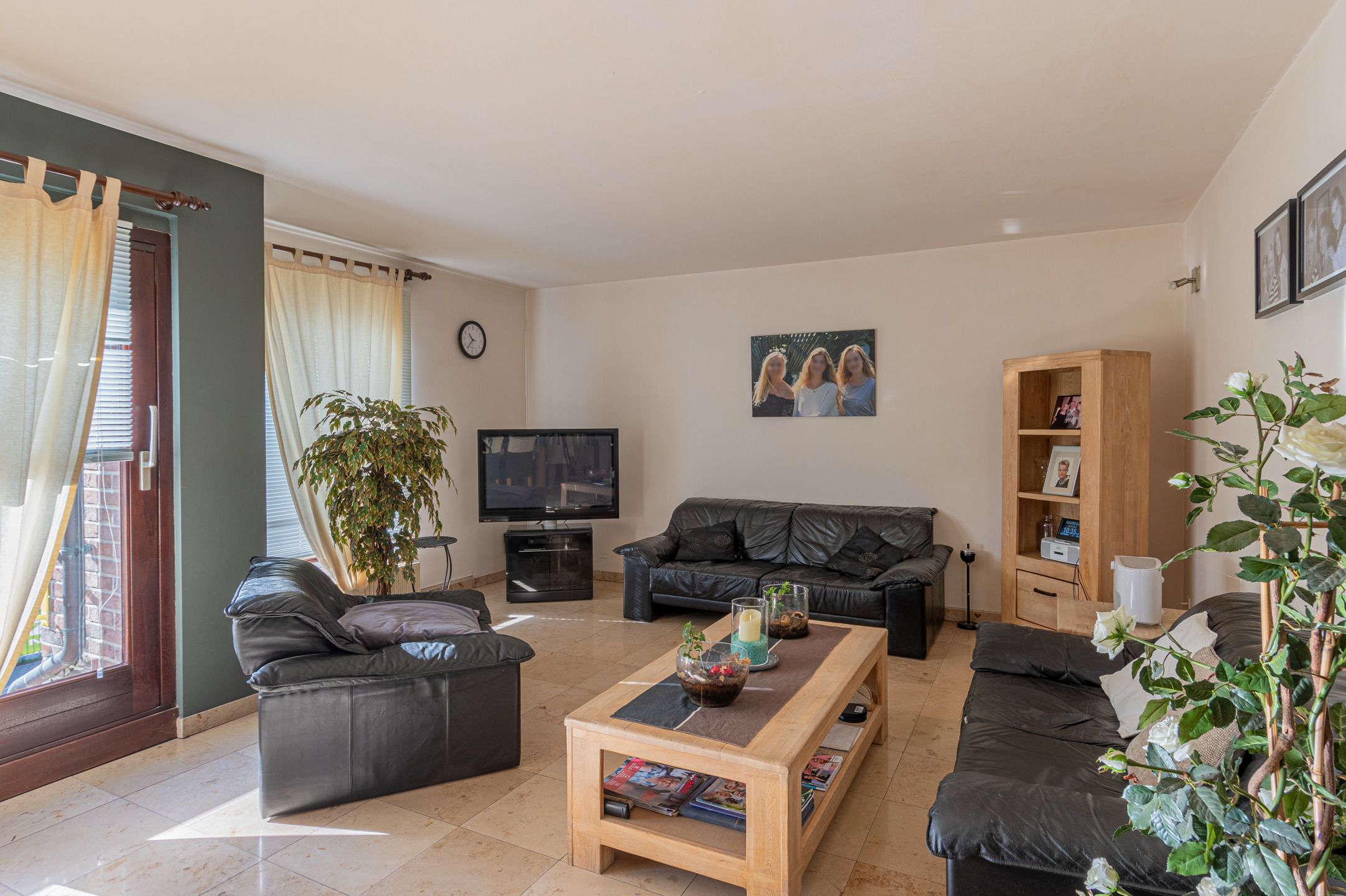 Ruim 3-slaapkamerappartement met garage foto 3