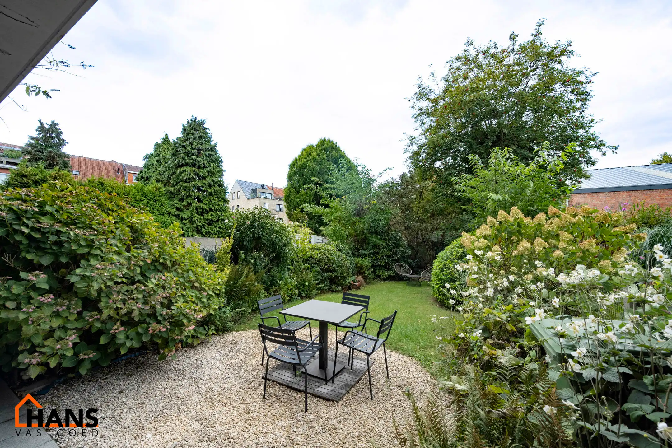 Gerenoveerd gelijkvloers appartement met 2 tuinen en garage. foto 2