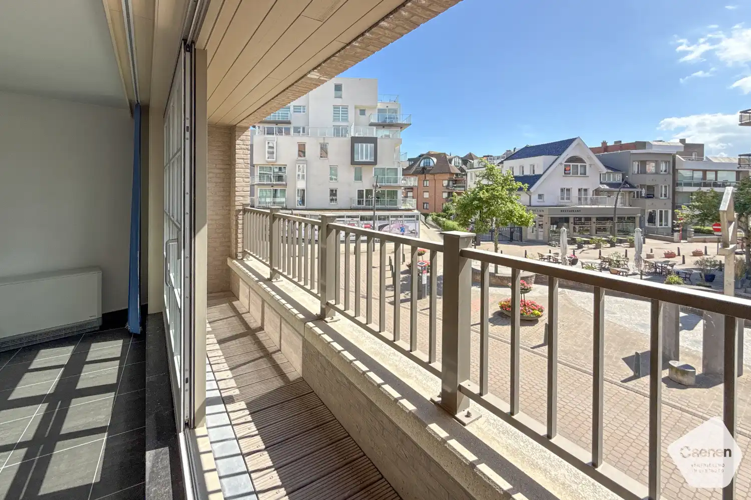 Centraal gelegen, recente studio met open zicht op het Sloepenplein - garage inbegrepen foto {{pictureIndex}}