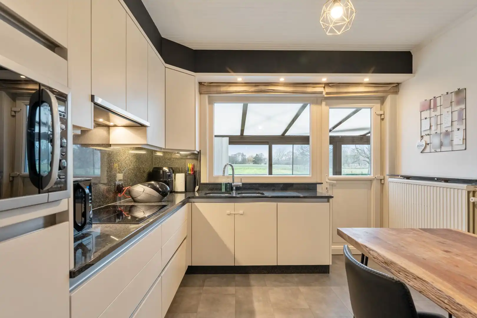 Instapklare woning met 3 slaapkamers, veranda en tuin met open zicht op de weides. foto 10