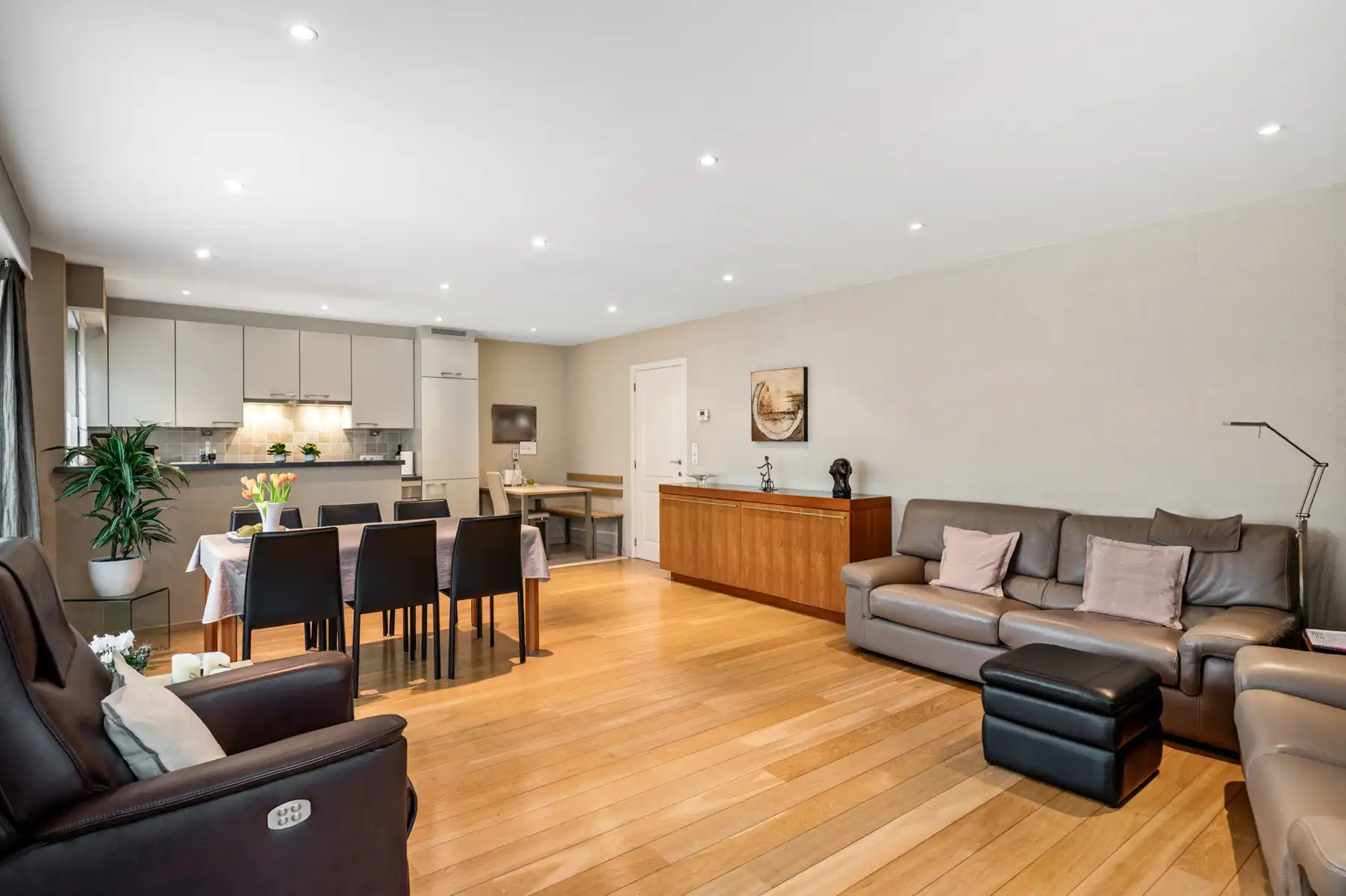 Ruim gelijkvloers appartement vlak buiten centrum Aartselaar foto 8