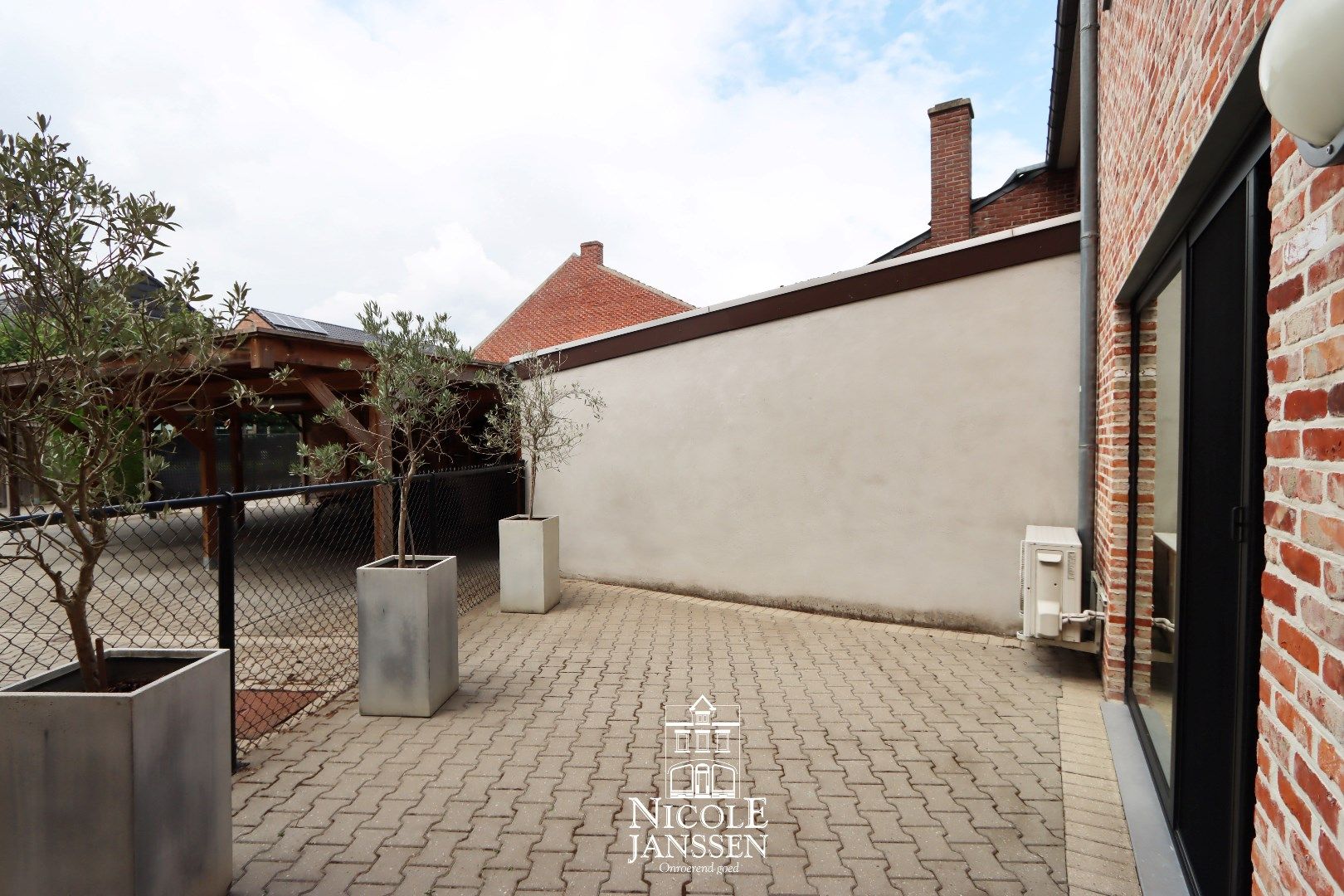Instapklaar appartement met twee slaapkamers, tuintje en carport foto 7