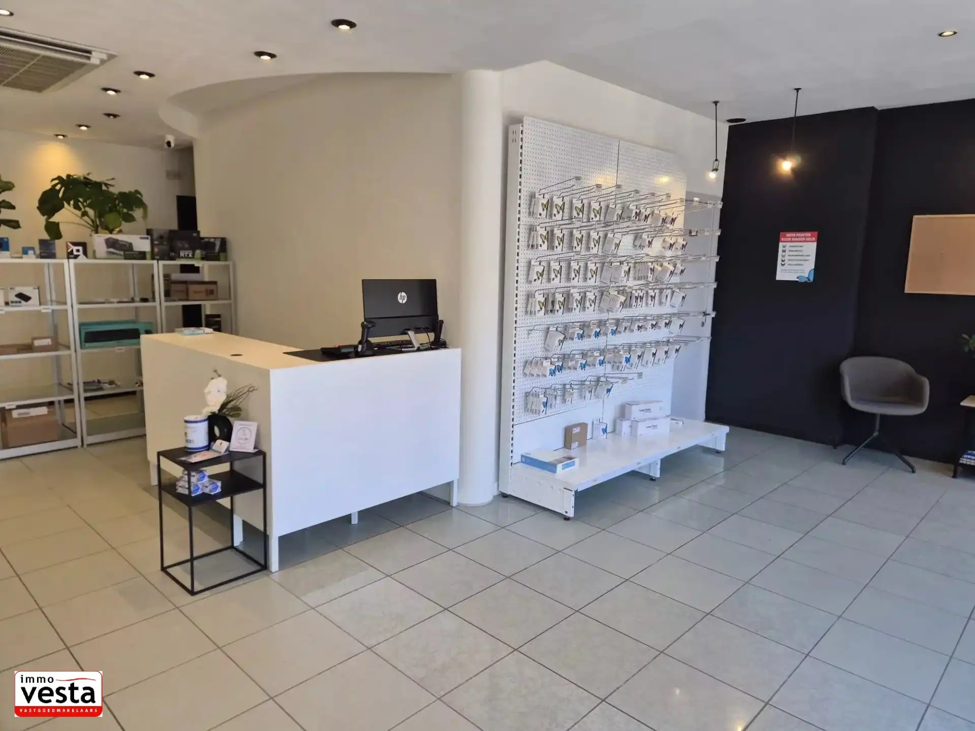 Degelijk handelspand op een goede ligging foto 3