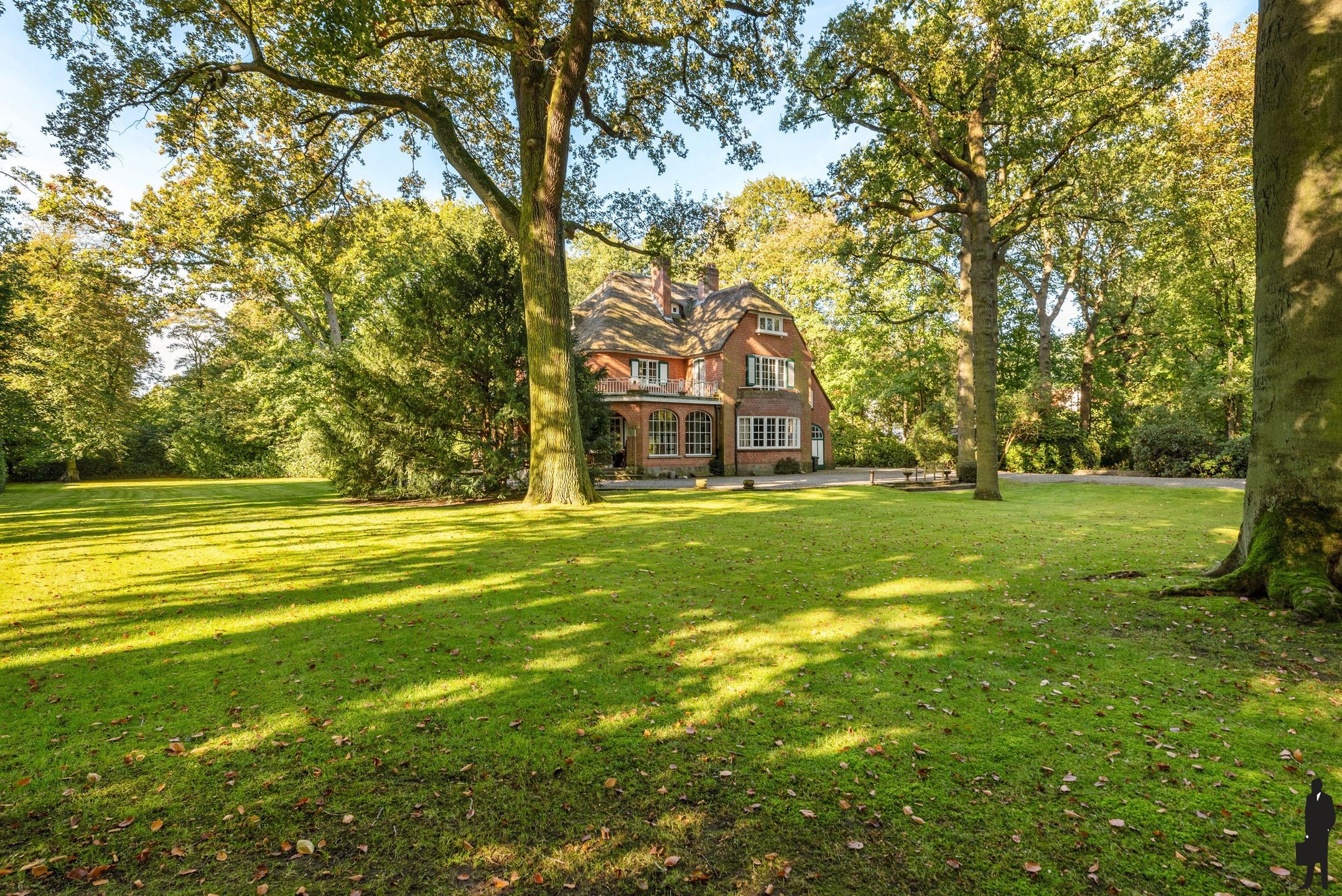 In Vriesdonk, rietgedekte karaktervolle villa met authentieke elementen, prachtige parktuin, hoge plafonds en veel verbouwingspotentieel!  Grondoppervlakte  is ca. 9127m². foto 18