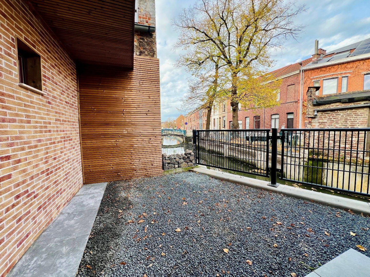 Gerenoveerde rijwoning met 3 slaapkamers en koer met prachtig zicht in centrum Tienen foto 2