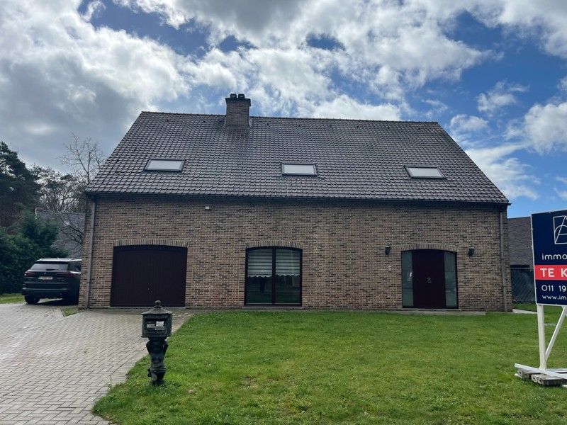 Prachtige vrijstaande woning met 4 slaapkamers op een perceel van 9a 41ca. foto {{pictureIndex}}